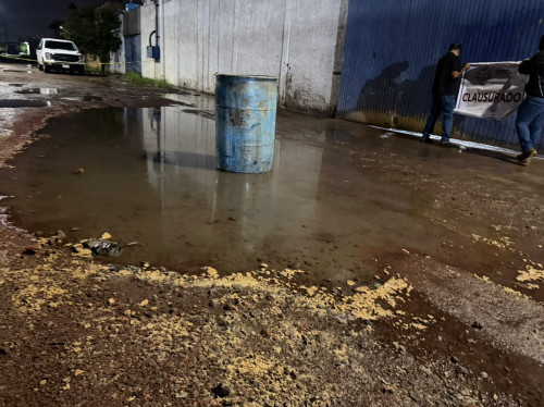 Gobierno de El Salto clausura empresa por presunta contaminación de drenaje y vía pública en Las Pintas