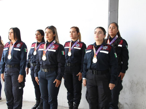 Reconocen a Policías y Bomberos de El Salto