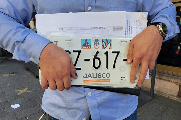 Amplía Hacienda prórroga para canje gratuito de placas a quienes pagaron su refrendo 2025