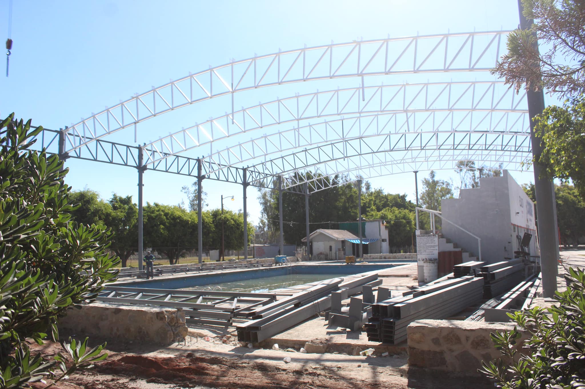 Avanza instalación de Domo en alberca de Unidad Deportiva