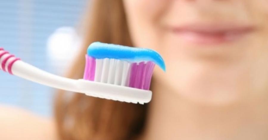 Cepillarse los dientes por las noches para mantener buena sa