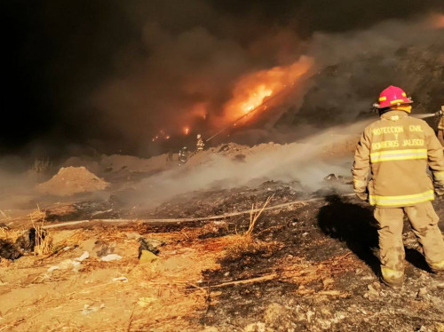 Controlan al 60% el incendio en vertedero de Matatlán