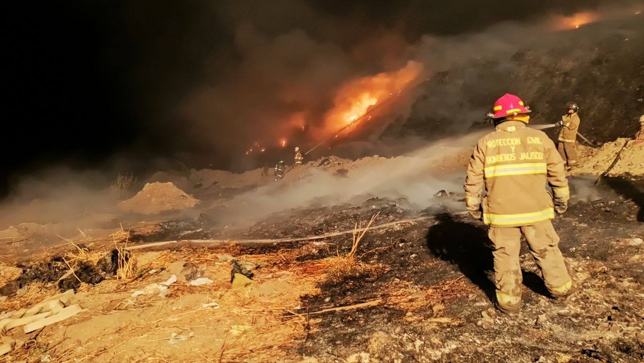 Controlan al 60% el incendio en vertedero de Matatlán