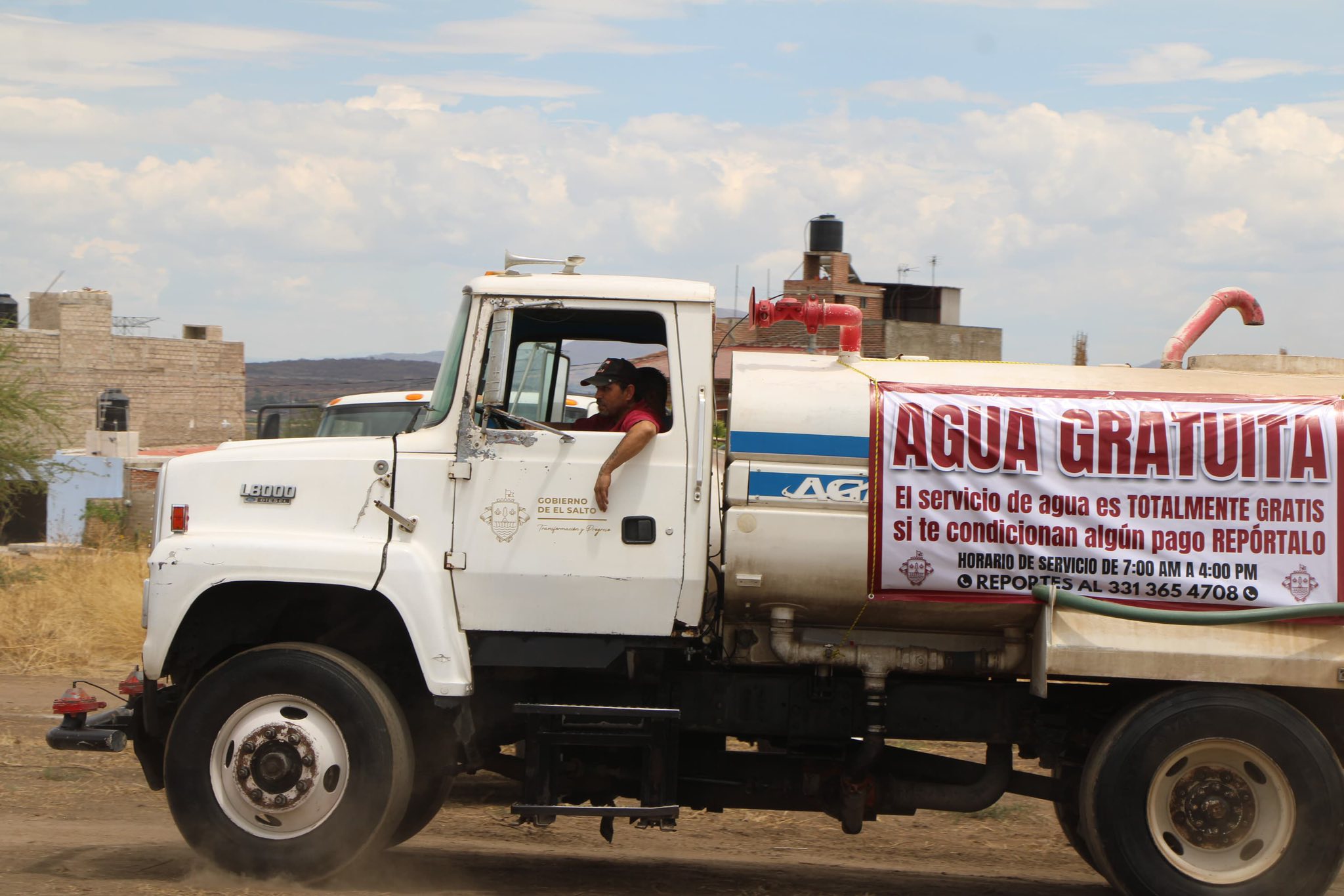 ¿Te quieren vender servicio de agua potable en pipa? Repórtalos sin son del Gobierno de El Salto