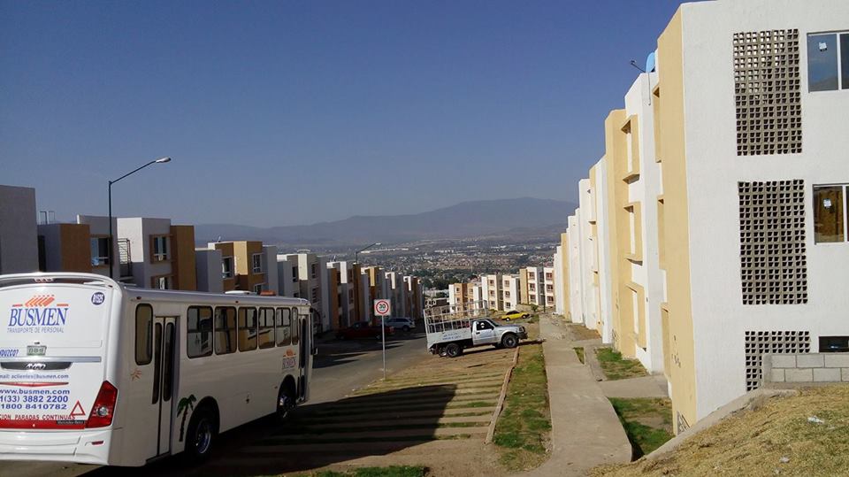 Denuncian grietas y hundimientos en departamentos