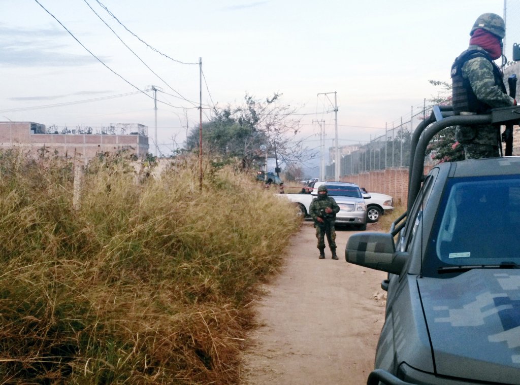 Detienen a 10 con cinco cadáveres