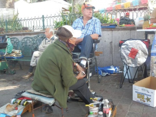 El bolero que le “da brillo” a la plaza