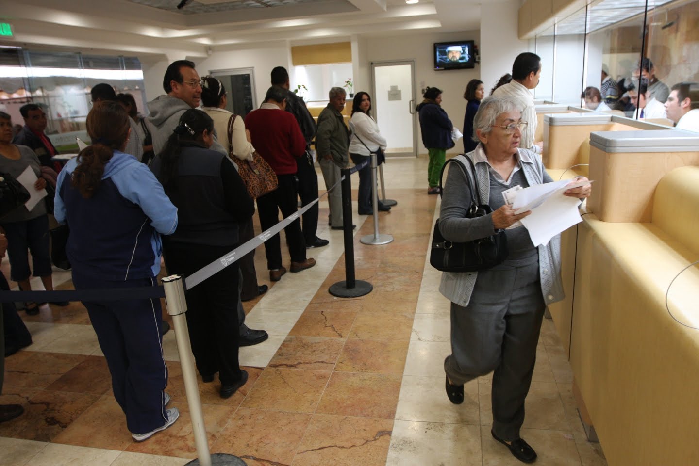 El lunes no abrirán los bancos