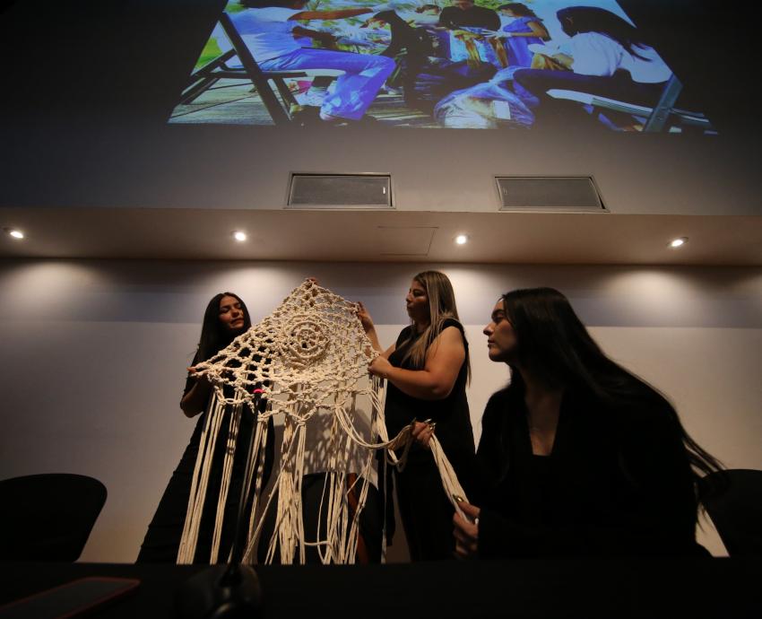 Exhibirán con una “Medusa” de cabello humano la contaminación del Río Santiago