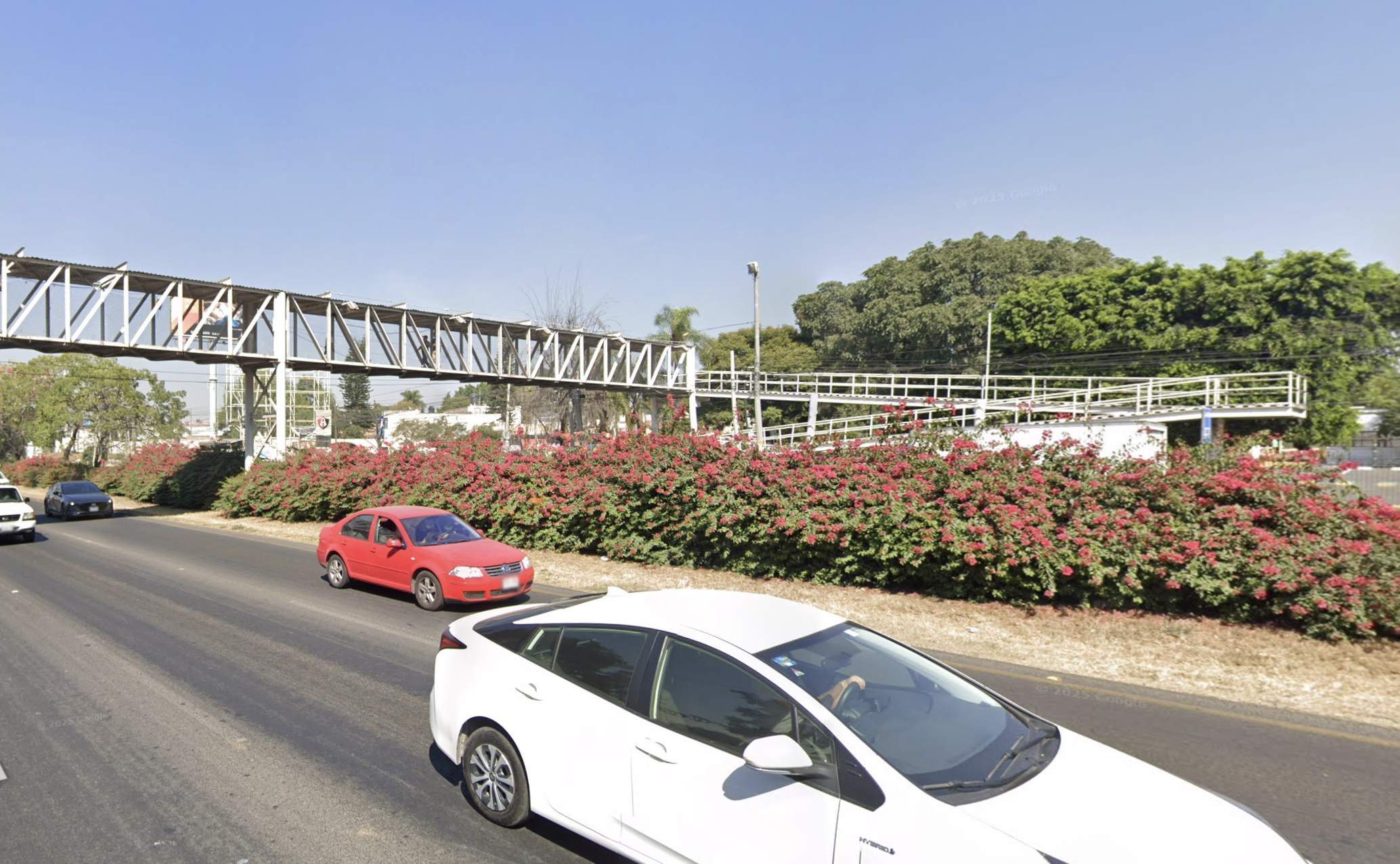 Exigen retirar puentes "antipeatonales" en Carretera a Chapala y Zapotlanejo
