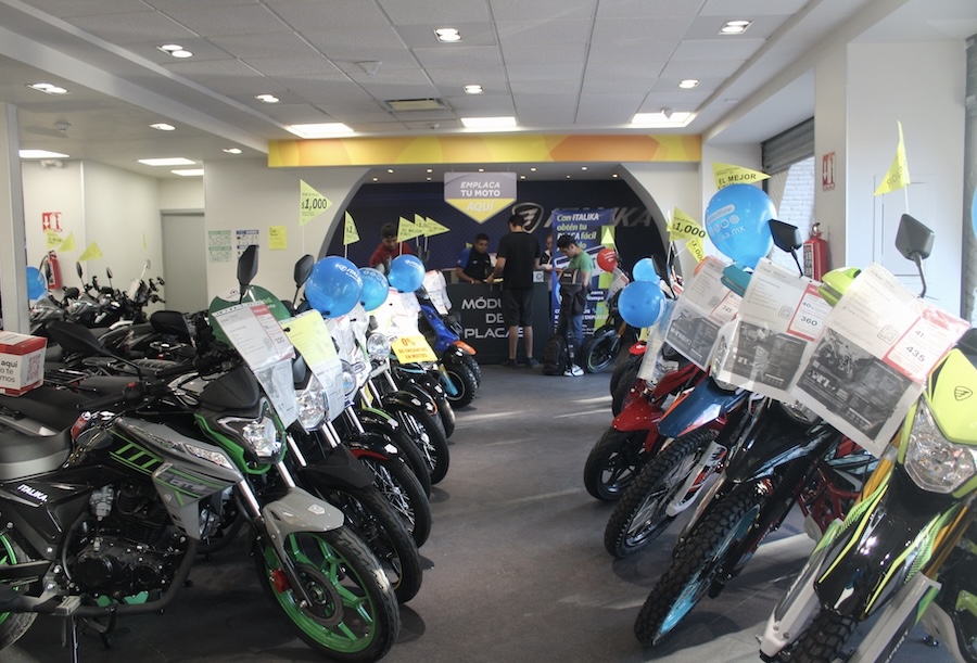 Impulsan programa de emplacamiento de motocicletas con módulos en tiendas departamentales