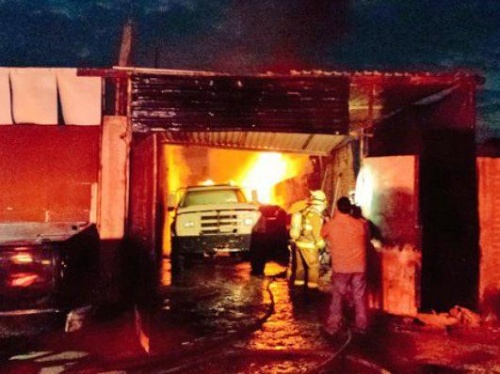 Extinguen incendio de pipas en El Salto