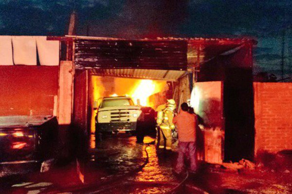 Extinguen incendio de pipas en El Salto