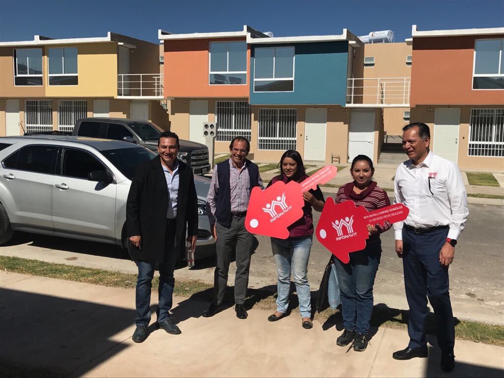 Infonavit entrega escrituras a familias de El Salto