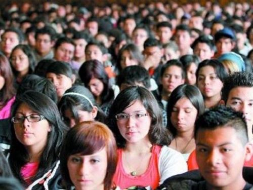 Jóvenes mexicanos viven cada vez más tiempo con sus padres