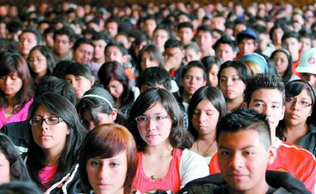 Jóvenes mexicanos viven cada vez más tiempo con sus padres