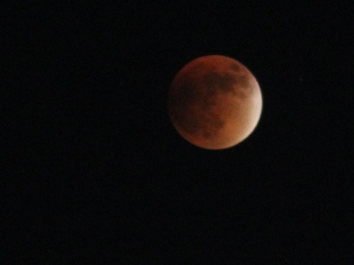 La luna roja deslumbra