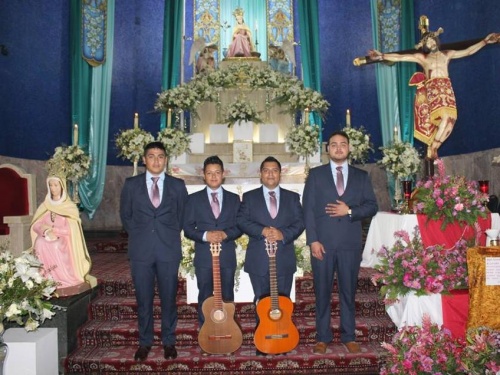 Le cantan a la Virgen