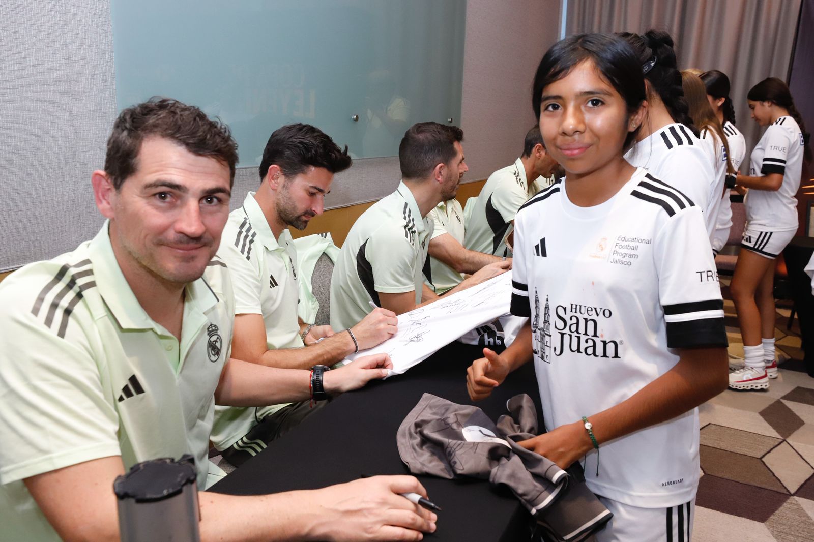 Leyendas del Real Madrid CF conviven con niñas del Educational Football Program Jalisco