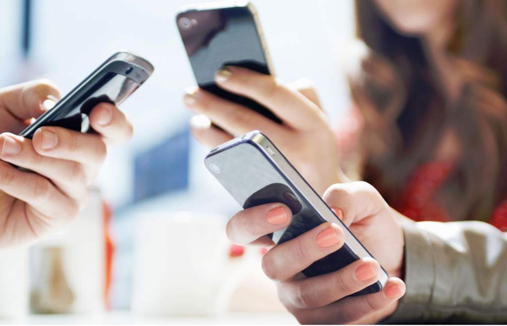 Adolescentes mexicanos: con movil encendido 24 horas al día