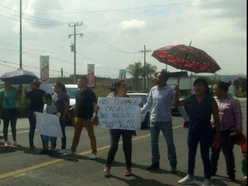 'No compren casa, que no los engañen, no hay agua' 