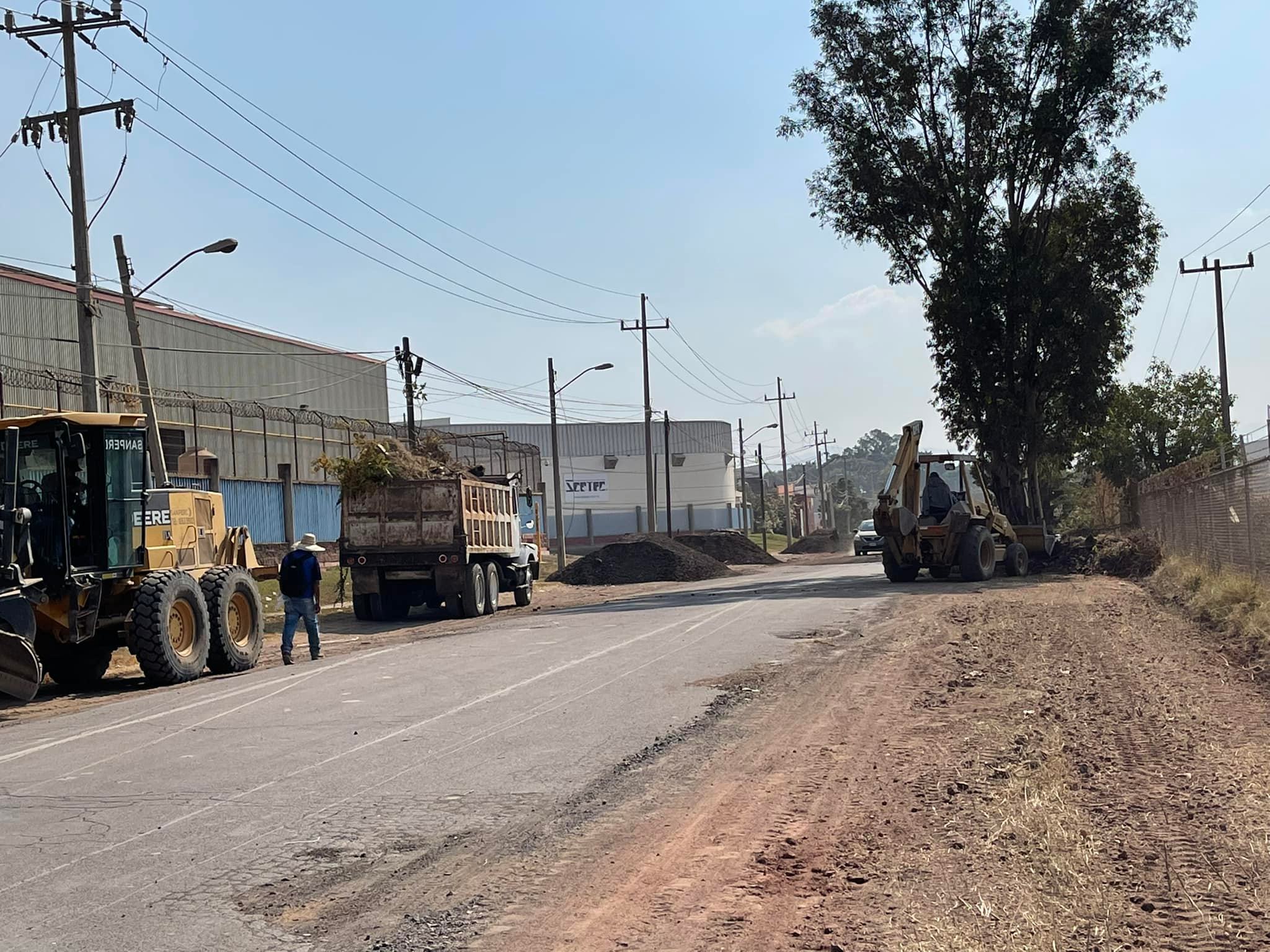 Por fin les cumplen en la Ex Hacienda de El Castillo con reencarpetamiento de ingreso principal