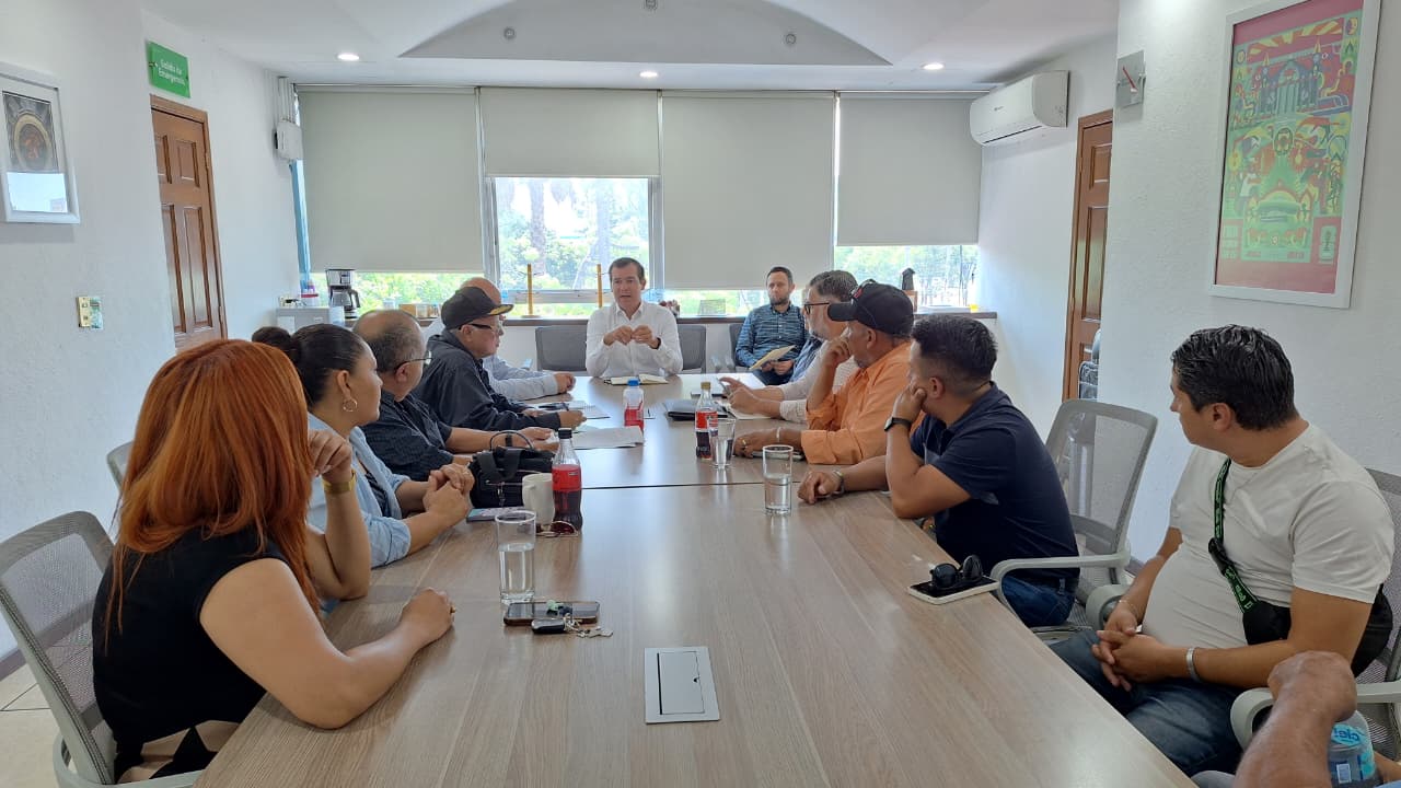 Presenta SETRAN proyecto de patio aledaño al Aeropuerto a asociaciones de conductores de plataformas