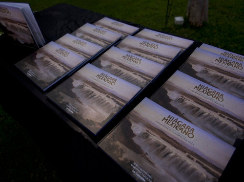Presentan el libro "Niágara Mexicano" de Editorial La Cascada