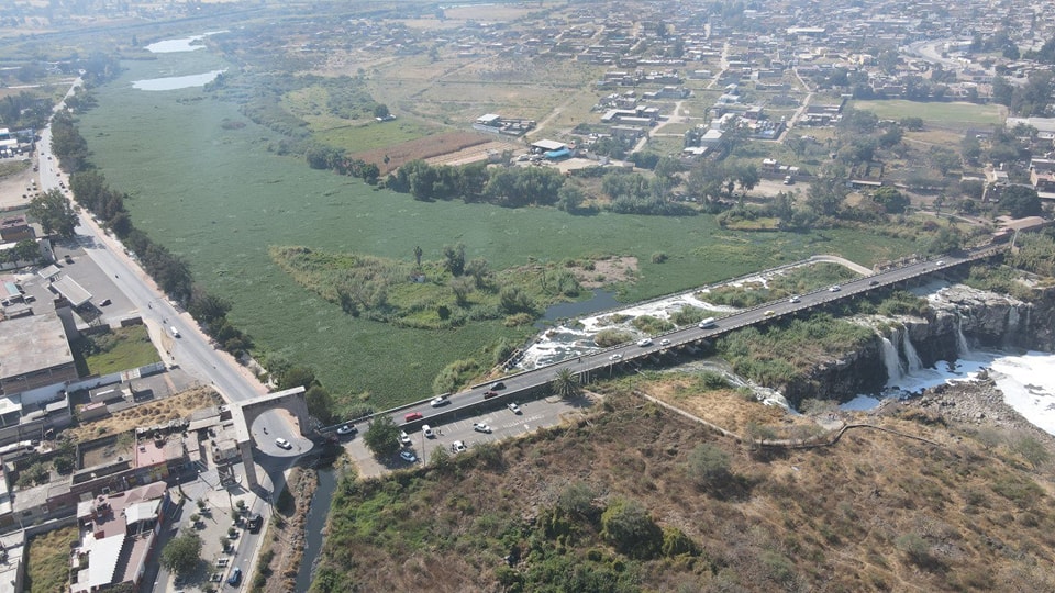 Quita lirio y dice que así "reafirma el compromiso con el saneamiento del Río Santiago"