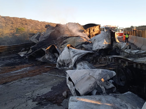 Se incendian 2 tráileres tras choque en el Macrolibramiento en Juanacatlán