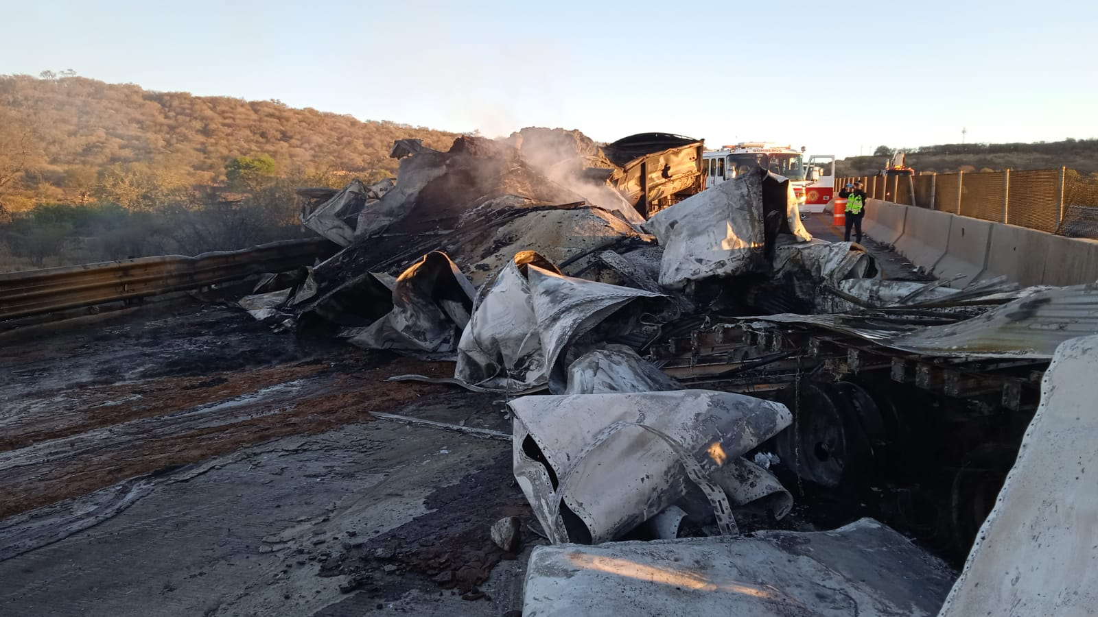 Se incendian 2 tráileres tras choque en el Macrolibramiento en Juanacatlán