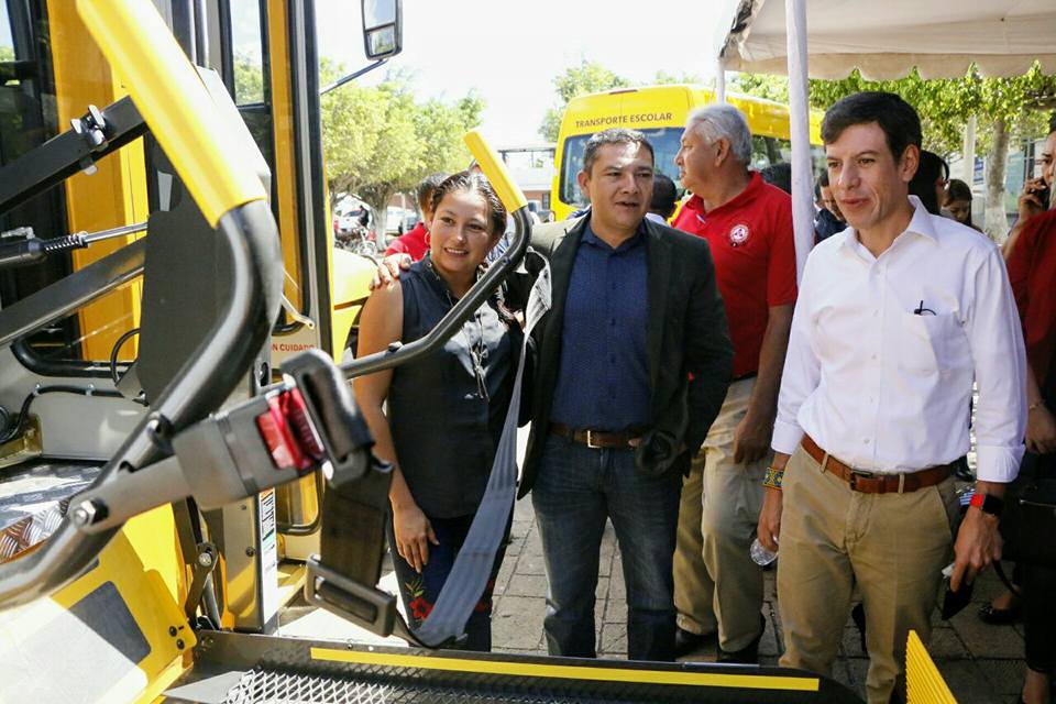 SEDIS entrega transporte escolar en El Salto