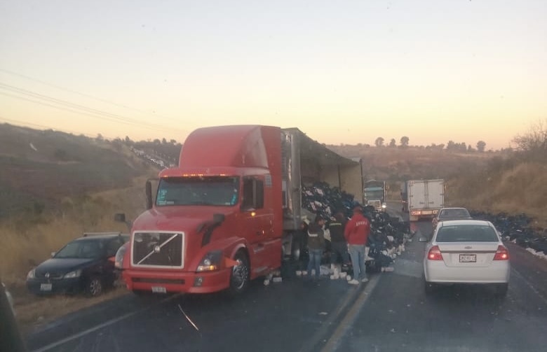 Tráiler cargado con leche sufre accidente en Zapotlanejo