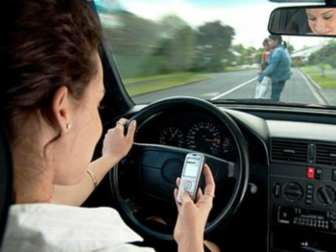 Uso de celular al conducir, un llamado a la tragedia