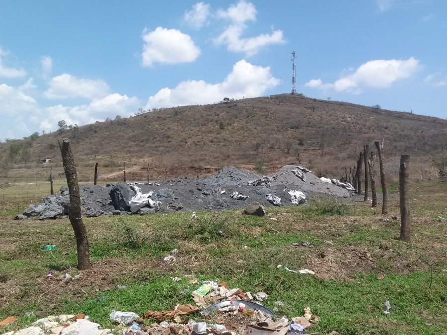 Denuncian vecinos de El Salto contaminación por fundidora