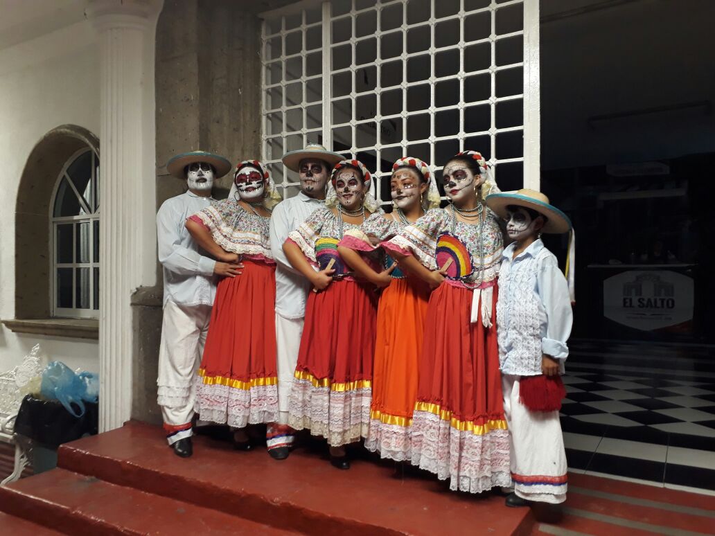 Promueve El Salto celebración del Día de Muertos con altares