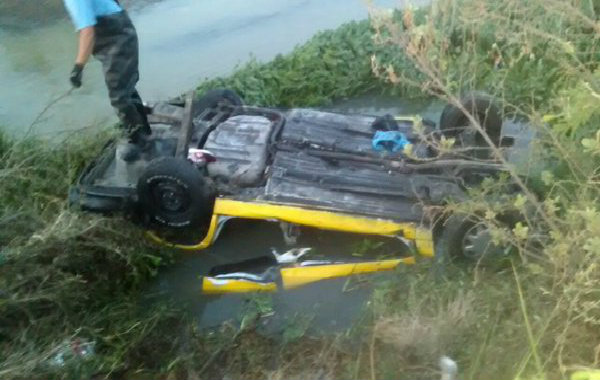 Volcadura de taxi deja cinco muertos en canal de Las Pintas 