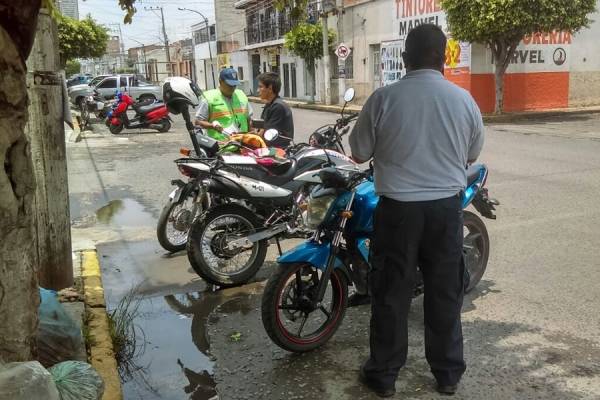 ¿Y tú qué opinas? / Pide placas para motos