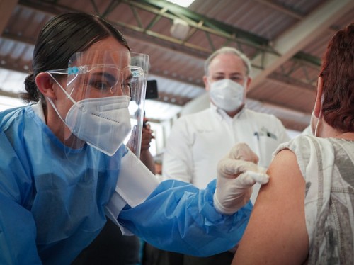 Ya vacunan contra Covid en Los Altos y La Ciénega